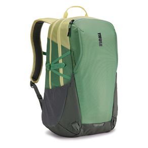mochila-de-viagem-thule-enroute-23-litros-verde-perfil-pe-na-trilha