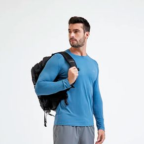 Camiseta-solo-manga-longa-ion-uv-protecao-solar-azul-cobalto-masculina-perfil-pe-na-trilha