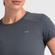 camiseta-solo-ion-uv-50-com-protecao-solar-feminina-cinza-gris-para-praia-perfil-pe-na-trilha-3