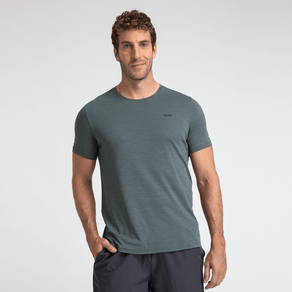 camiseta-solo-vitality-com-protecao-solar-uv50-masculina-verde-forest-perfil-pe-na-trilha-1