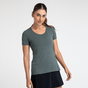 camiseta-solo-vitality-com-protecao-solar-uv50-feminina-verde-forest-perfil-pe-na-trilha-1