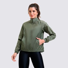 jaqueta-corta-vento-solo-windblock-feminino-perfil-verde-oliva-pe-na-trilha